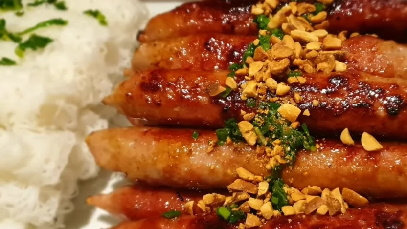Nem nướng rắc đậu phộng, hành lá bên cạnh bún tươi