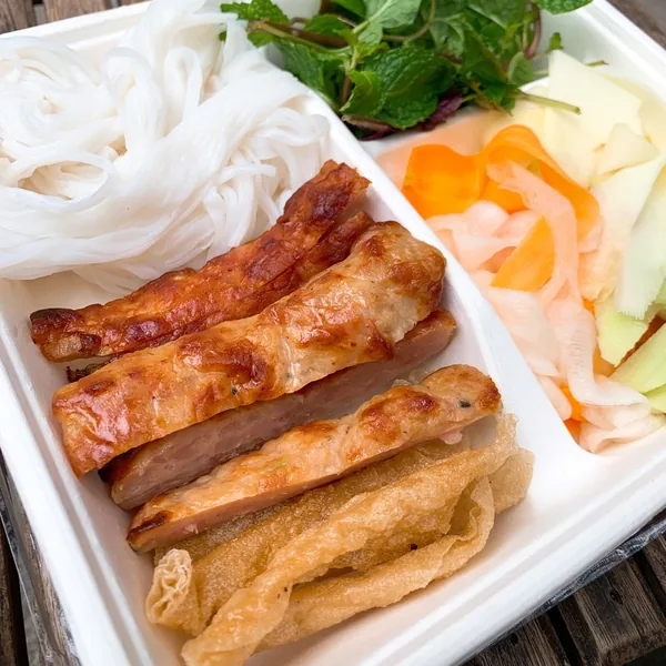 Hộp nem nướng Luji kèm bún, ram và đồ chua
