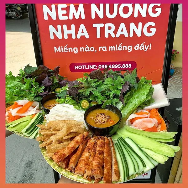 Mâm nem nướng bày trước biển quán Nem Luji