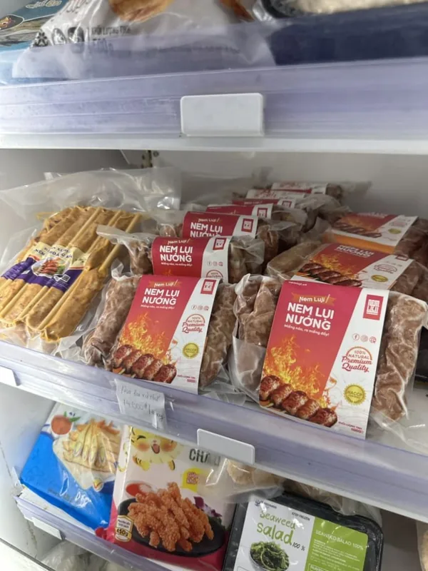 Các gói Nem Luji trong tủ đông siêu thị
