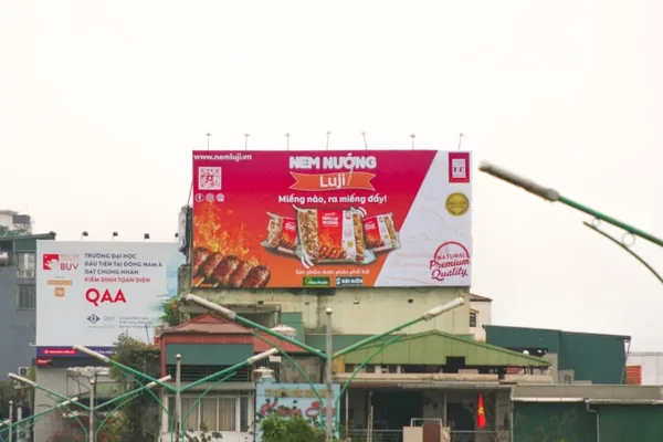 Biển quảng cáo Nem Luji trên nóc nhà ngoài phố