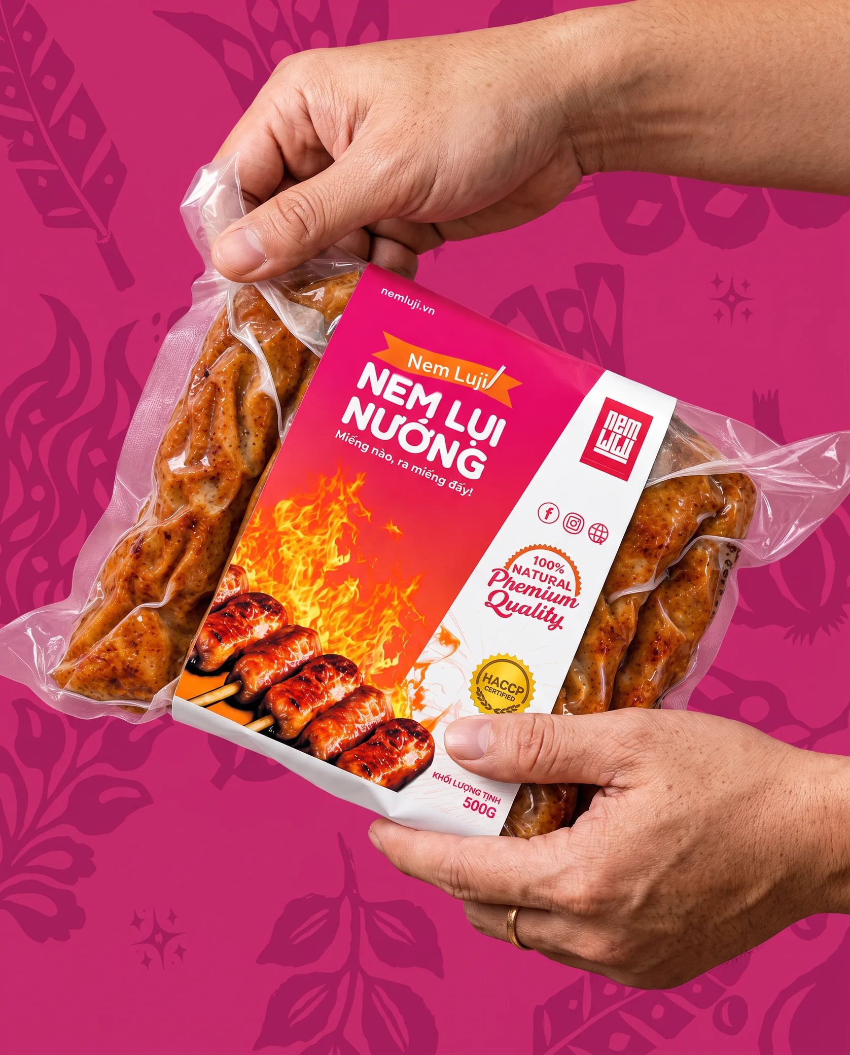 Hai bàn tay cầm gói Nem Luji nem lụi nướng 500 g trên nền hồng hoạ tiết