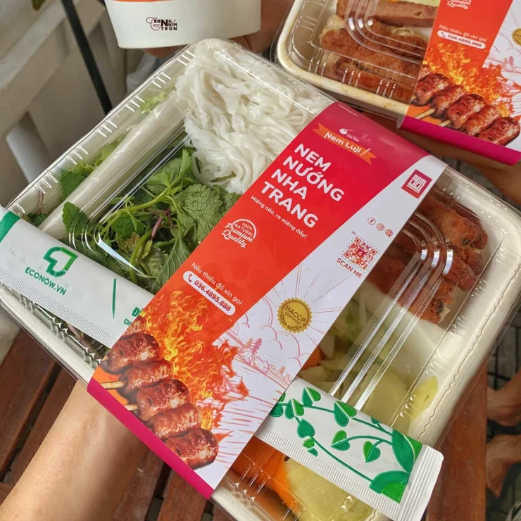 Hộp nem nướng Nha Trang Luji đóng sẵn kèm bún, rau sống và gói nước chấm
