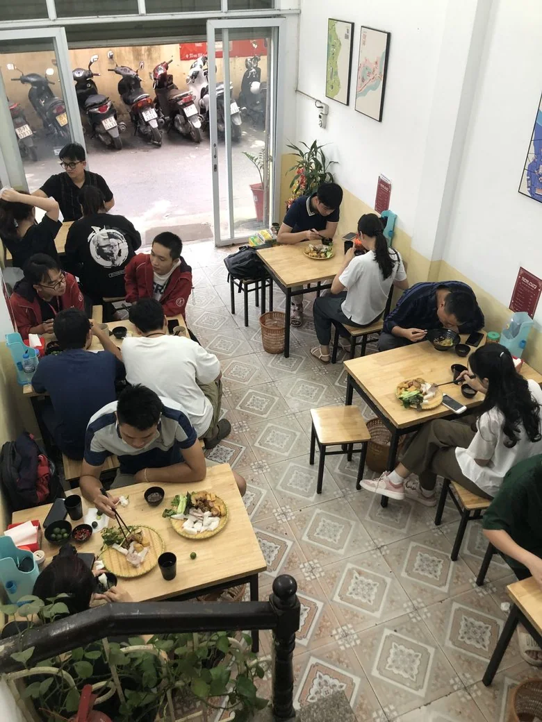 Quán nhìn từ trên cao, các bàn gỗ kín khách