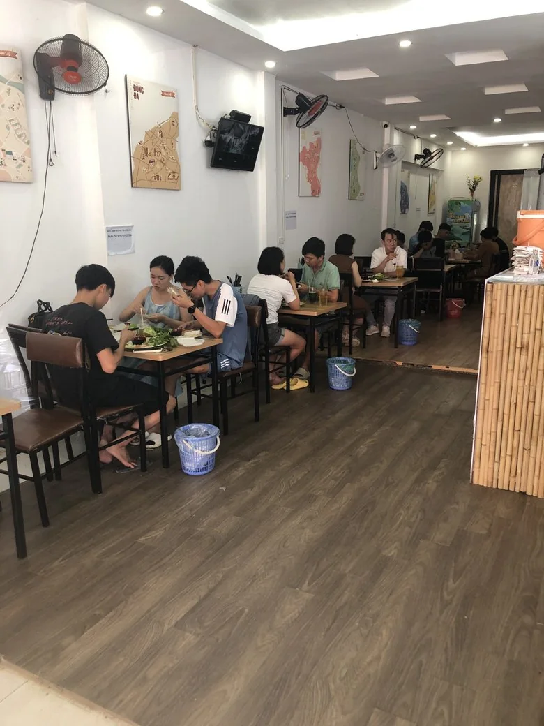 Lối đi giữa quán, khách ngồi ăn hai bên