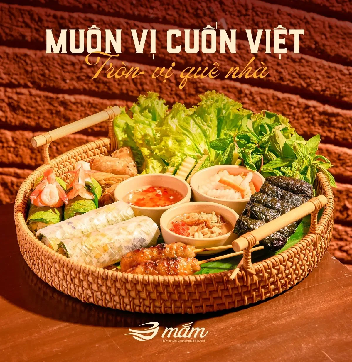 Mâm cuốn: nem lụi nướng, gỏi cuốn, ram, rau sống và các chén nước chấm