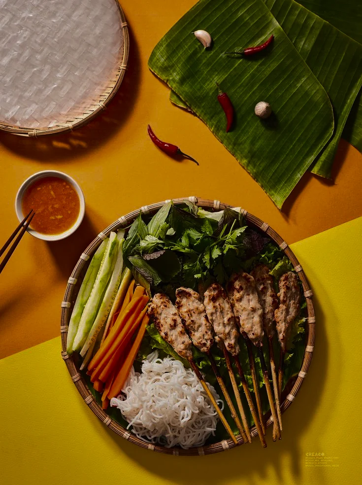 Mâm nem nướng với rau sống, dưa leo, xoài xanh nhìn từ trên xuống